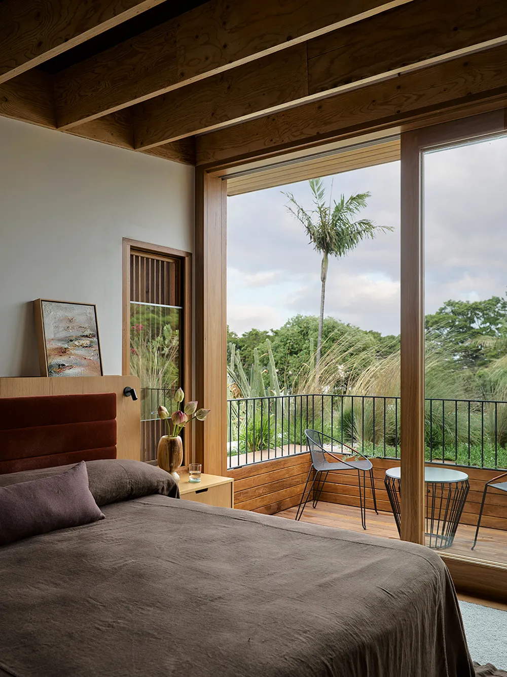 Дерево, бетон и модный декор: современная реконструкция старого бунгало в Сиднее - Gallery image 6