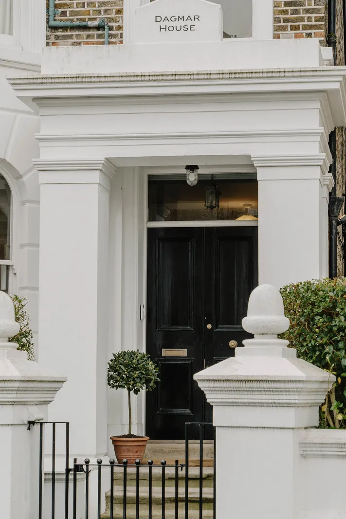 शास्त्रीय स्थापत्य की सुंदरता: इंग्लैंड में 19वीं शताब्दी का घर - Gallery image 2