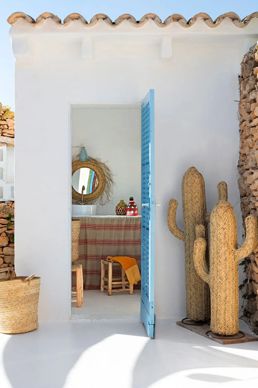 Accents colorés dans les intérieurs blancs d'une maison estivale sur une île en Espagne - Gallery image 10