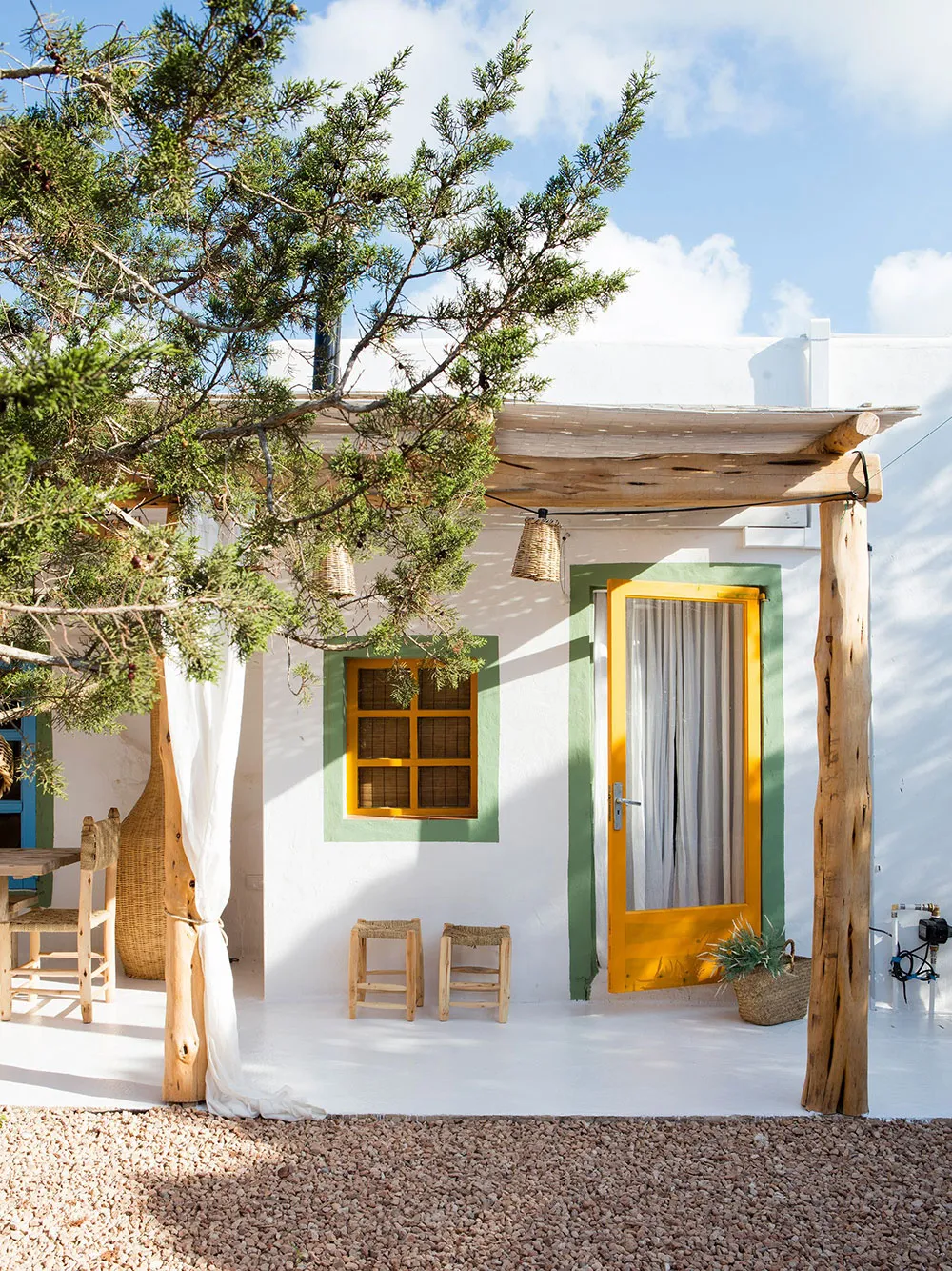 Accents colorés dans les intérieurs blancs d'une maison estivale sur une île en Espagne - Gallery image 1