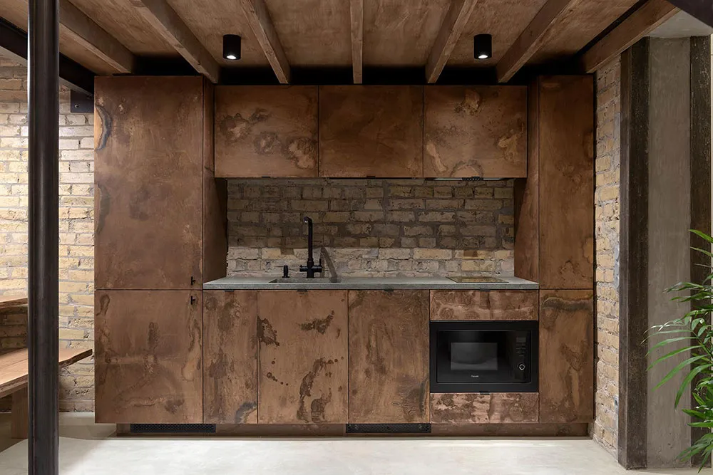 Minimalismo industrial y antresol: pequeña vivienda soltera en Kiev (41 m²) - Gallery image 3