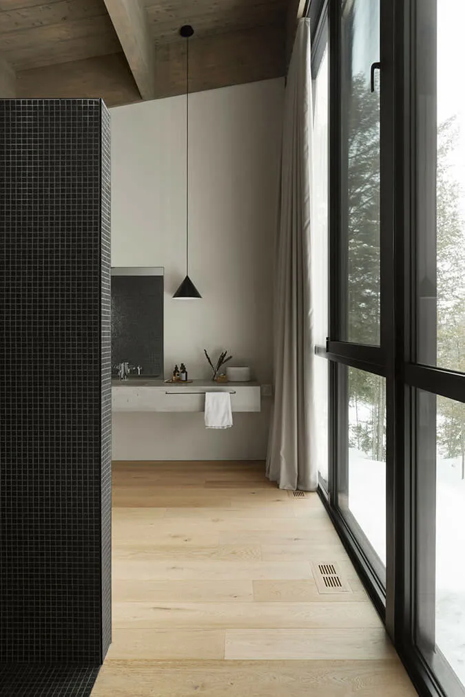 Belleza de la piedra oscura en el diseño de una casa moderna en el bosque de Canadá - Gallery image 14