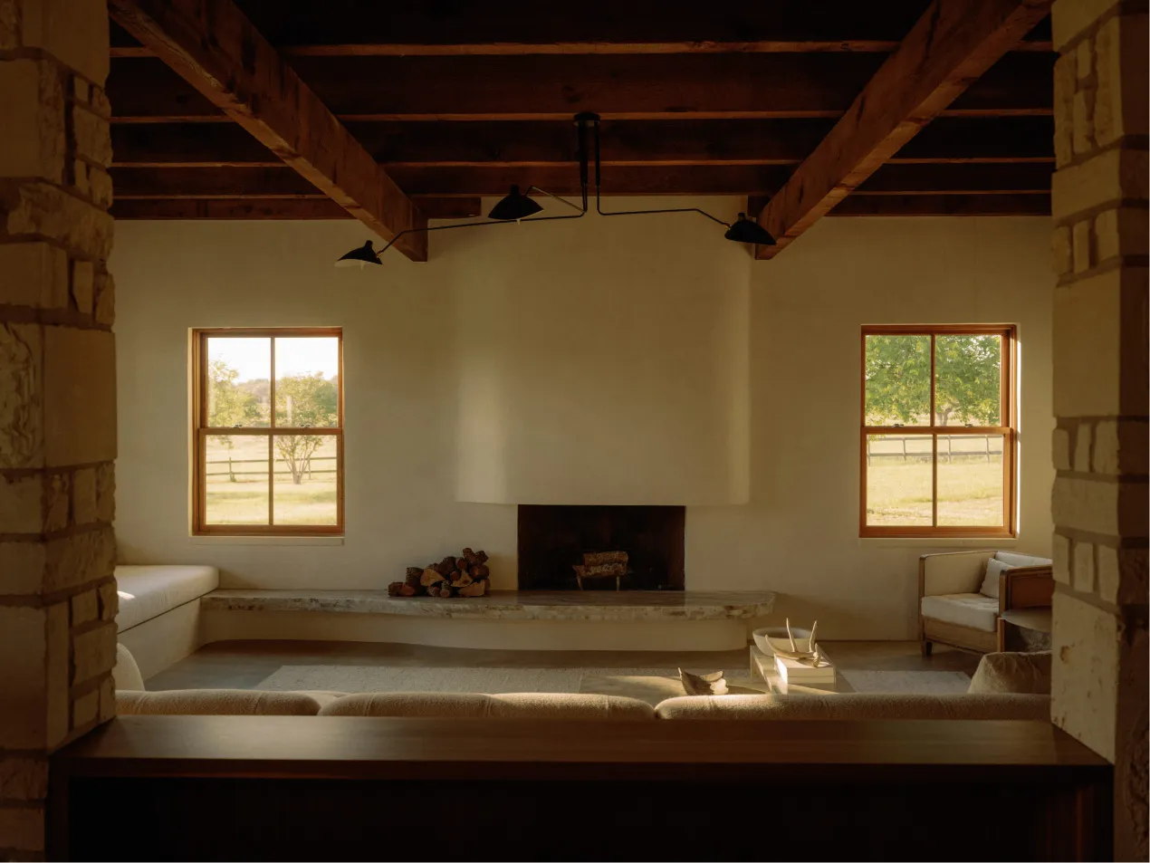 Ruhevolle moderne Interieurs eines amerikanischen Ranchos - Gallery image 5