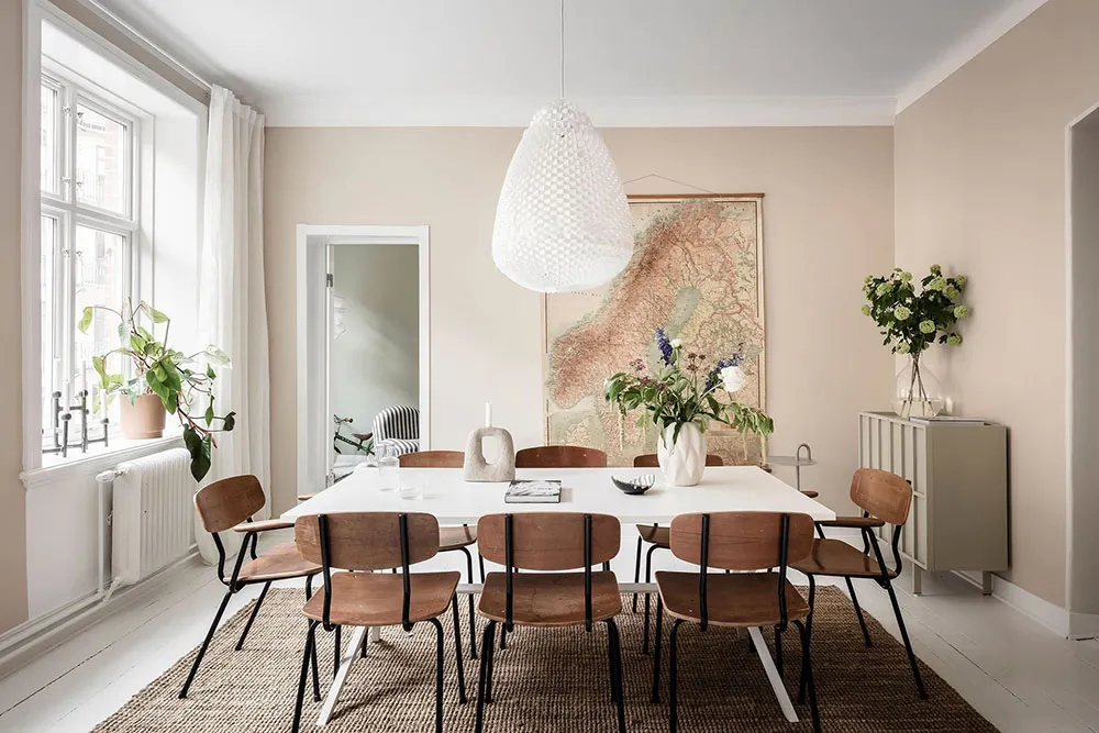 Portes anciennes luxueuses et carte vintage sur le mur de la salle à manger : appartement à Göteborg (84 m²) - Gallery image 3