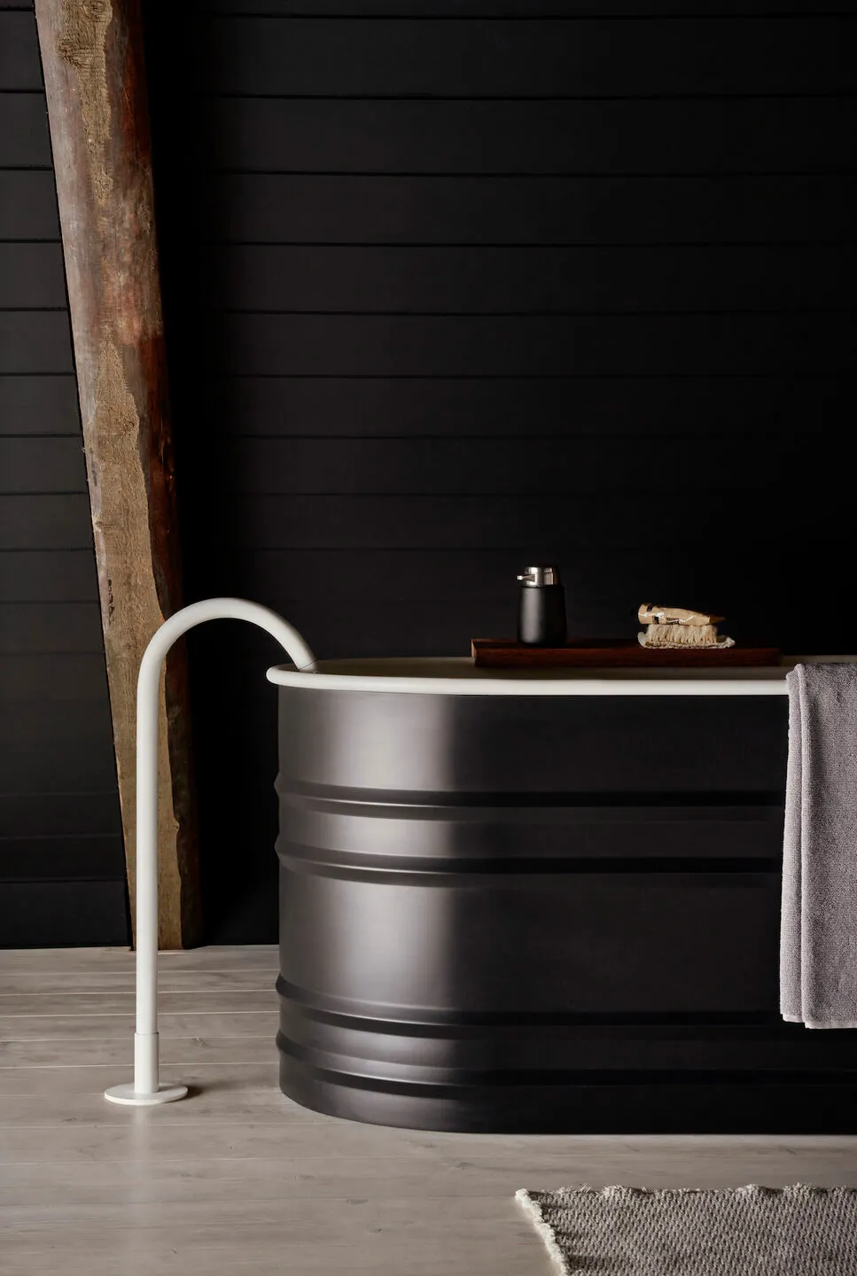 Stylowy design starego rybackiego domu w Łotwie od Vipp - Gallery image 11