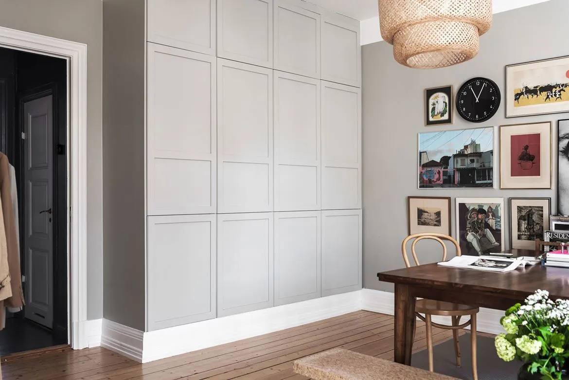 Постеры и книги в дизайне стильной квартиры в Швеции - Gallery image 5