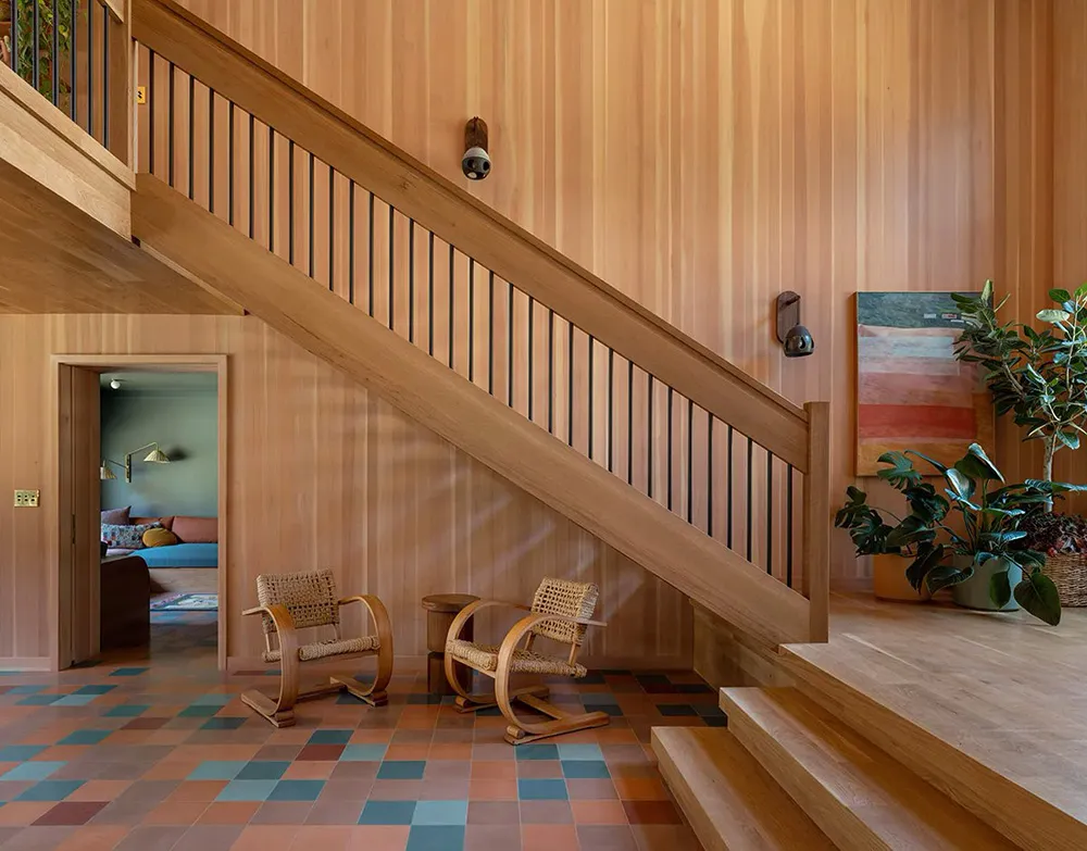 Красивые принты и краски в дизайне деревянного дома у озера - Gallery image 22