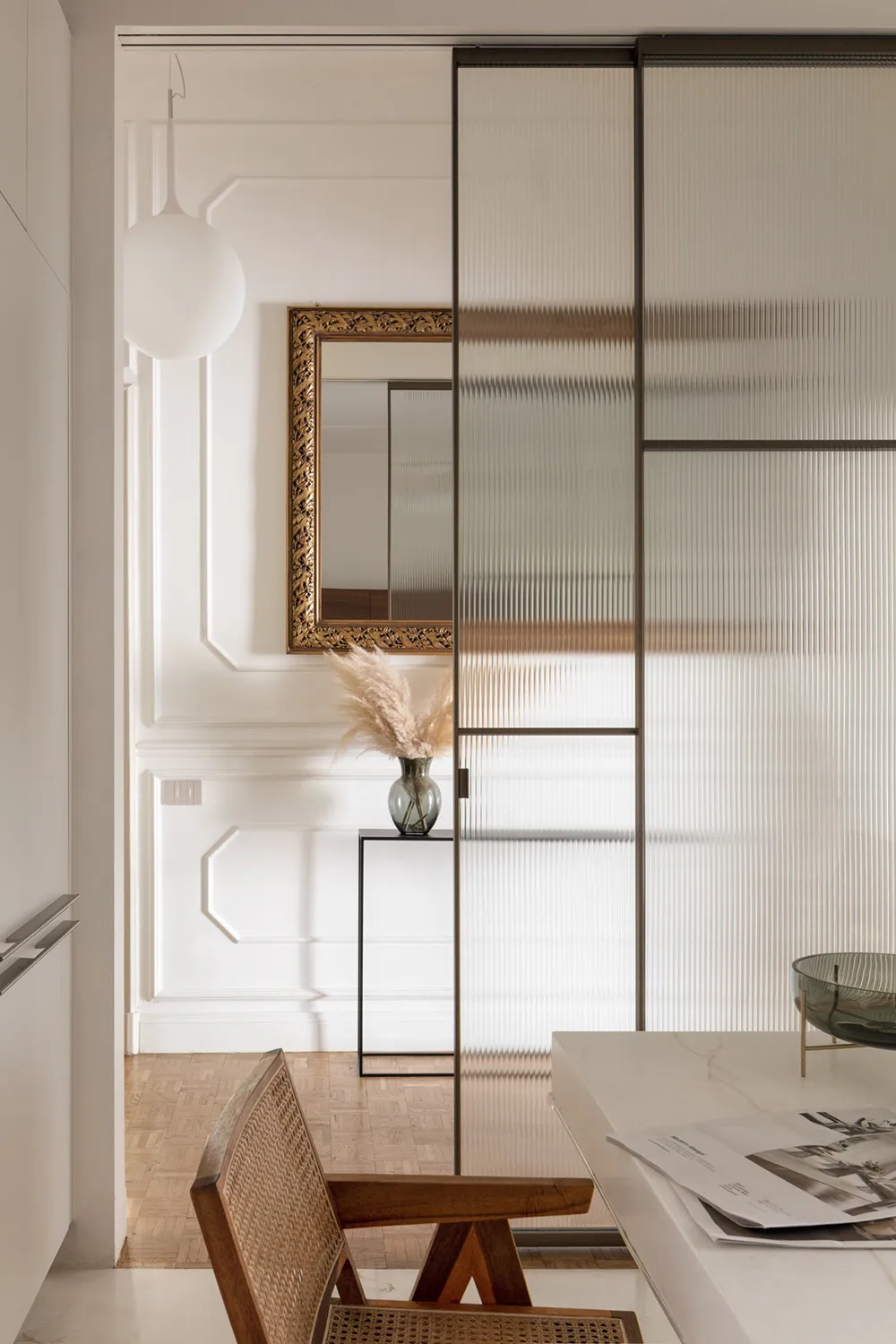 Moldings, tableaux classiques et décoration tendance : appartements à Naples - Gallery image 9