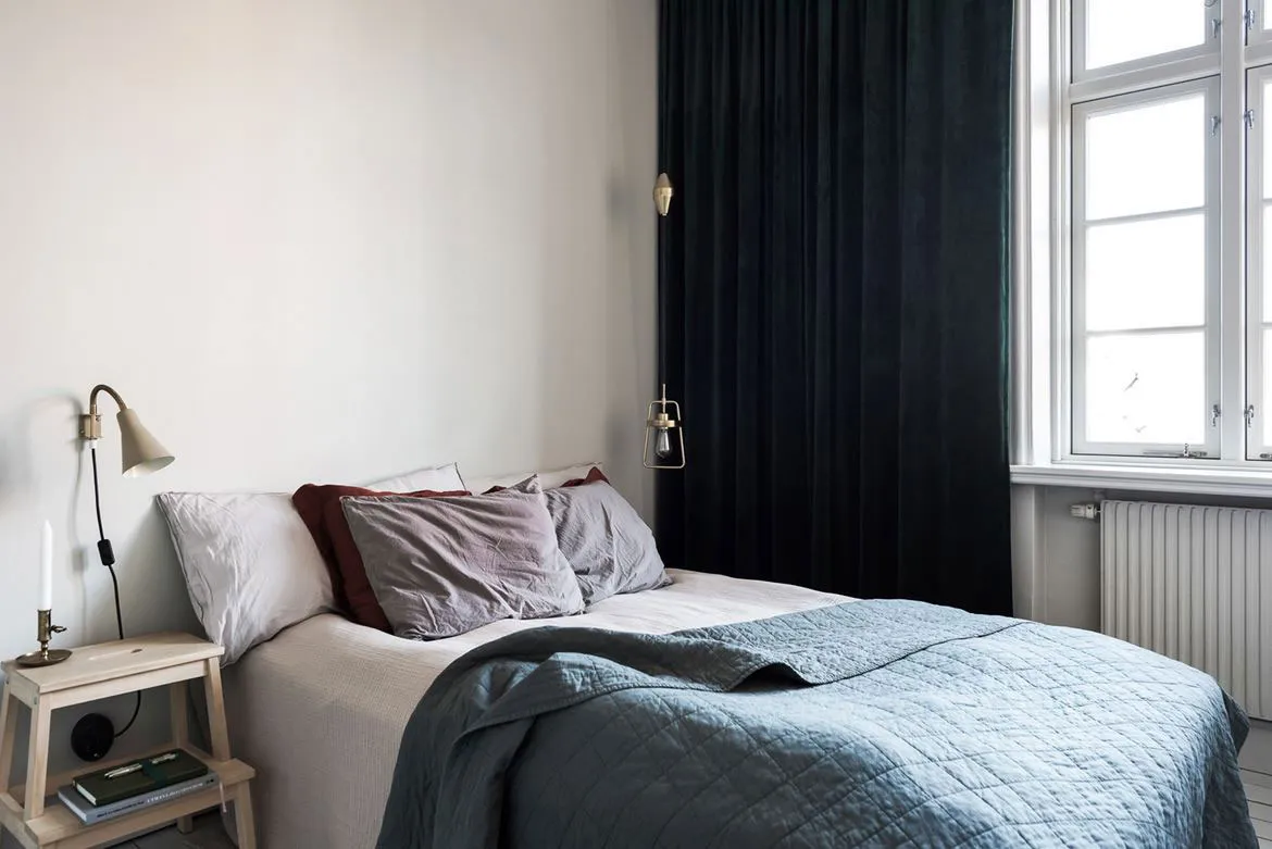 Постеры и книги в дизайне стильной квартиры в Швеции - Gallery image 9