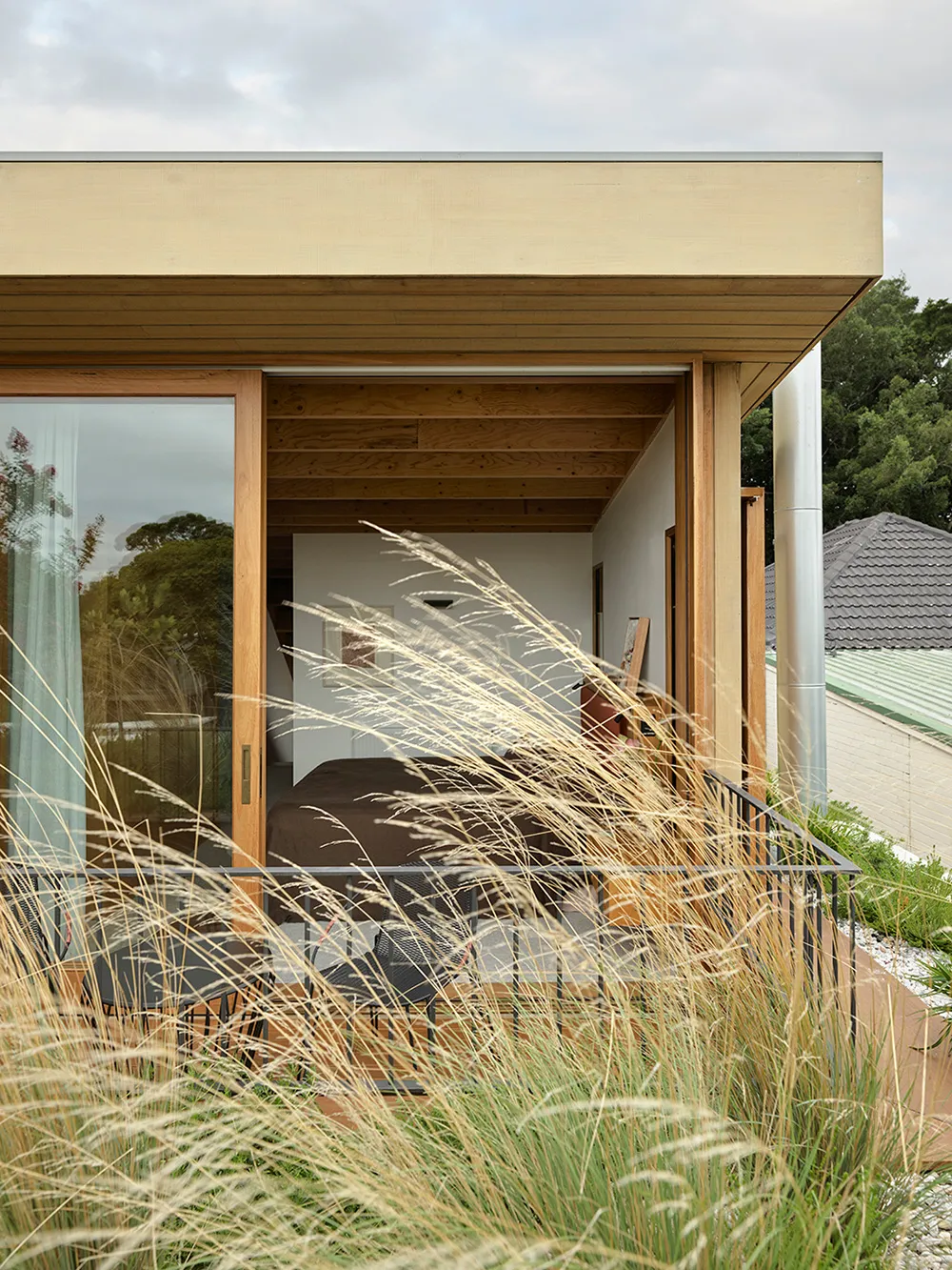 Дерево, бетон и модный декор: современная реконструкция старого бунгало в Сиднее - Gallery image 7