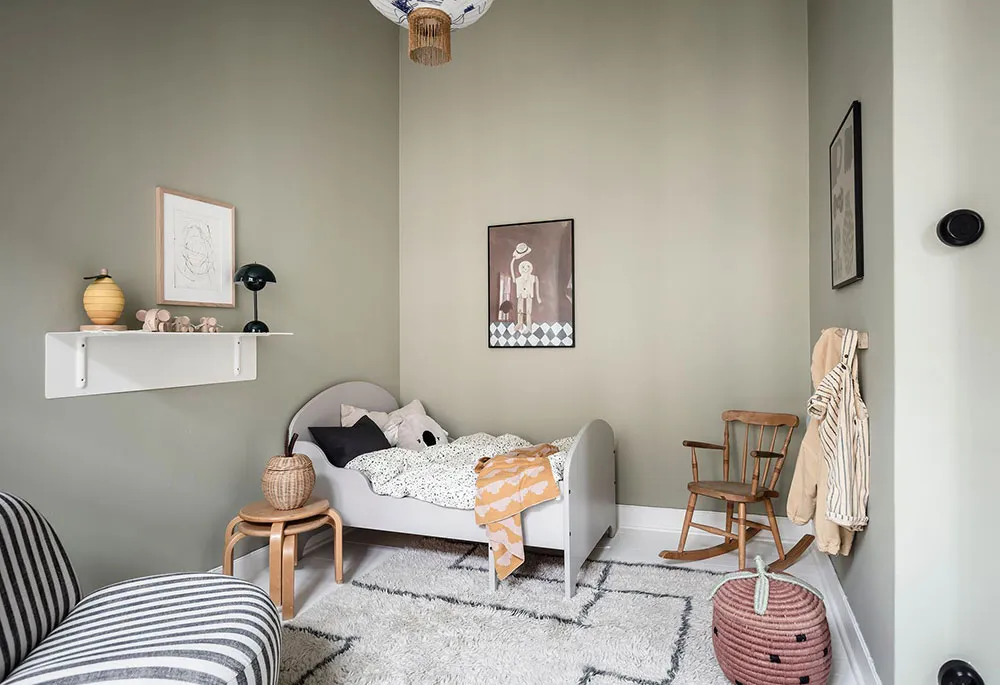 Portes anciennes luxueuses et carte vintage sur le mur de la salle à manger : appartement à Göteborg (84 m²) - Gallery image 12