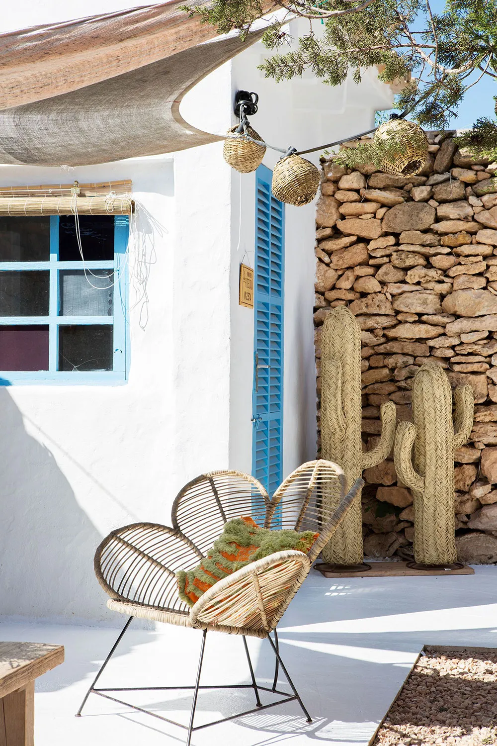 Accents colorés dans les intérieurs blancs d'une maison estivale sur une île en Espagne - Gallery image 12