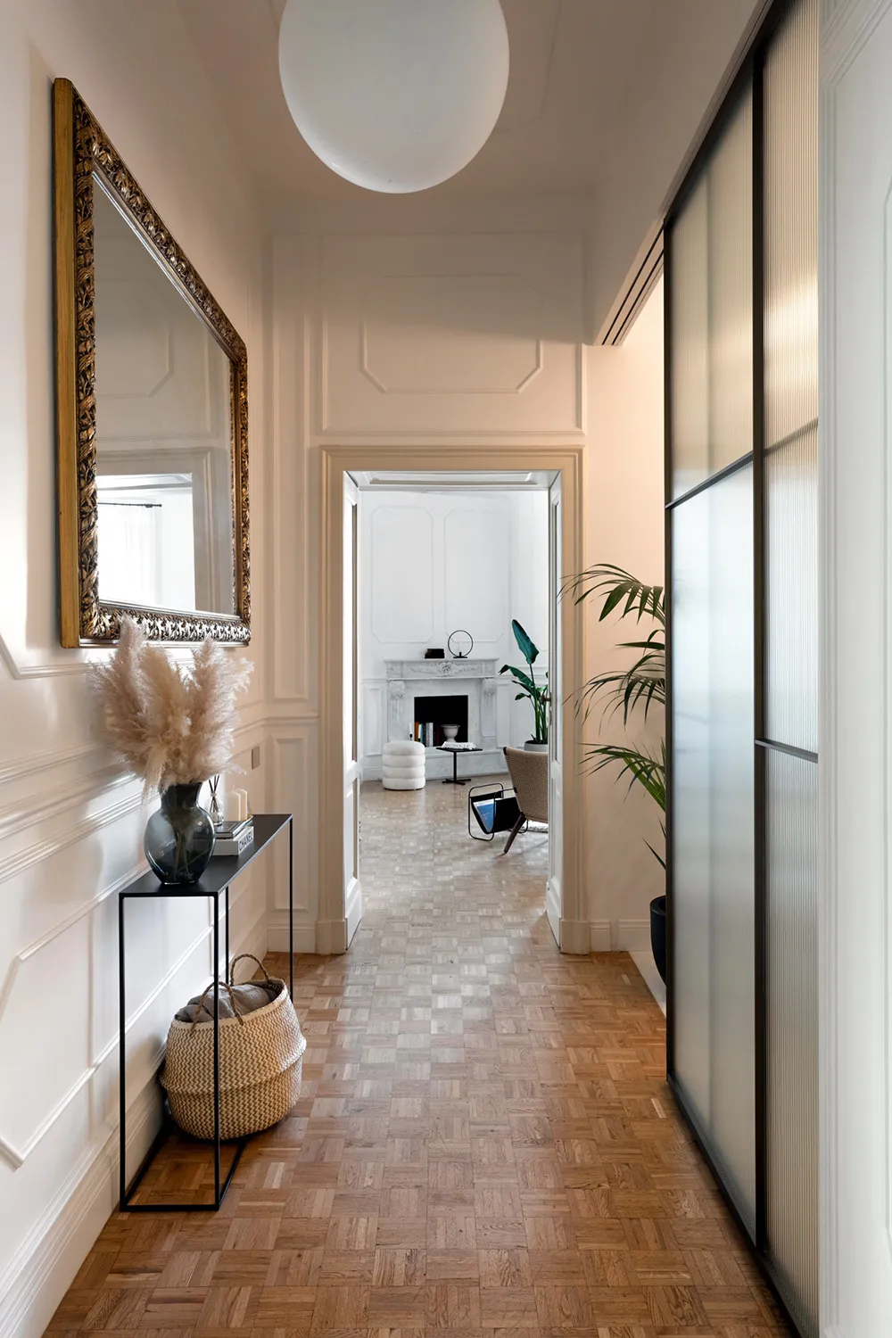 Moldings, tableaux classiques et décoration tendance : appartements à Naples - Gallery image 4