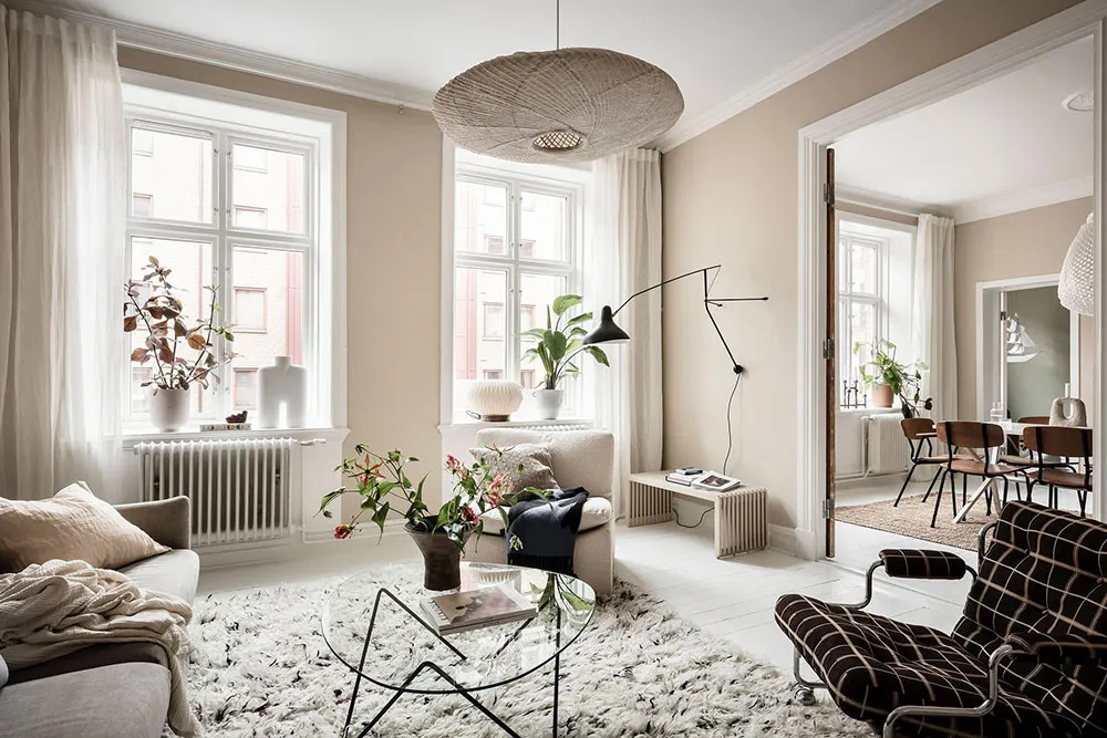 Portes anciennes luxueuses et carte vintage sur le mur de la salle à manger : appartement à Göteborg (84 m²) - Gallery image 4