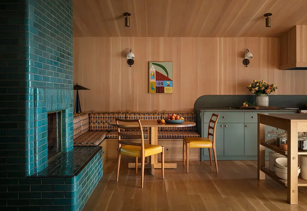 Красивые принты и краски в дизайне деревянного дома у озера - Gallery image 3