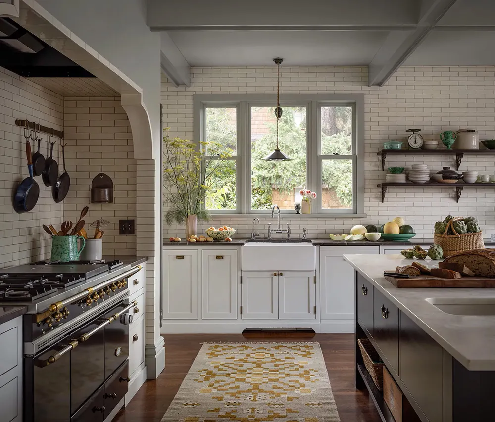 Нежные оттенки зелёного и серого в дизайне красивого дома в Портленде - Gallery image 2