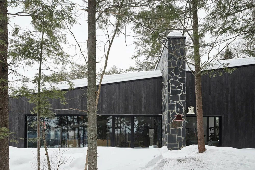 Belleza de la piedra oscura en el diseño de una casa moderna en el bosque de Canadá - Gallery image 10