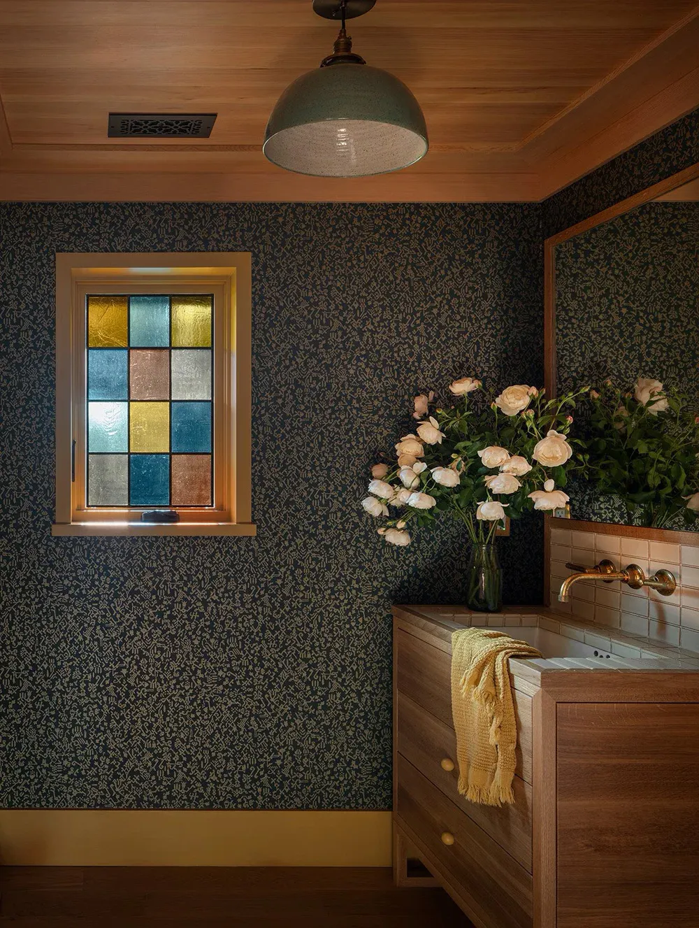 Красивые принты и краски в дизайне деревянного дома у озера - Gallery image 9