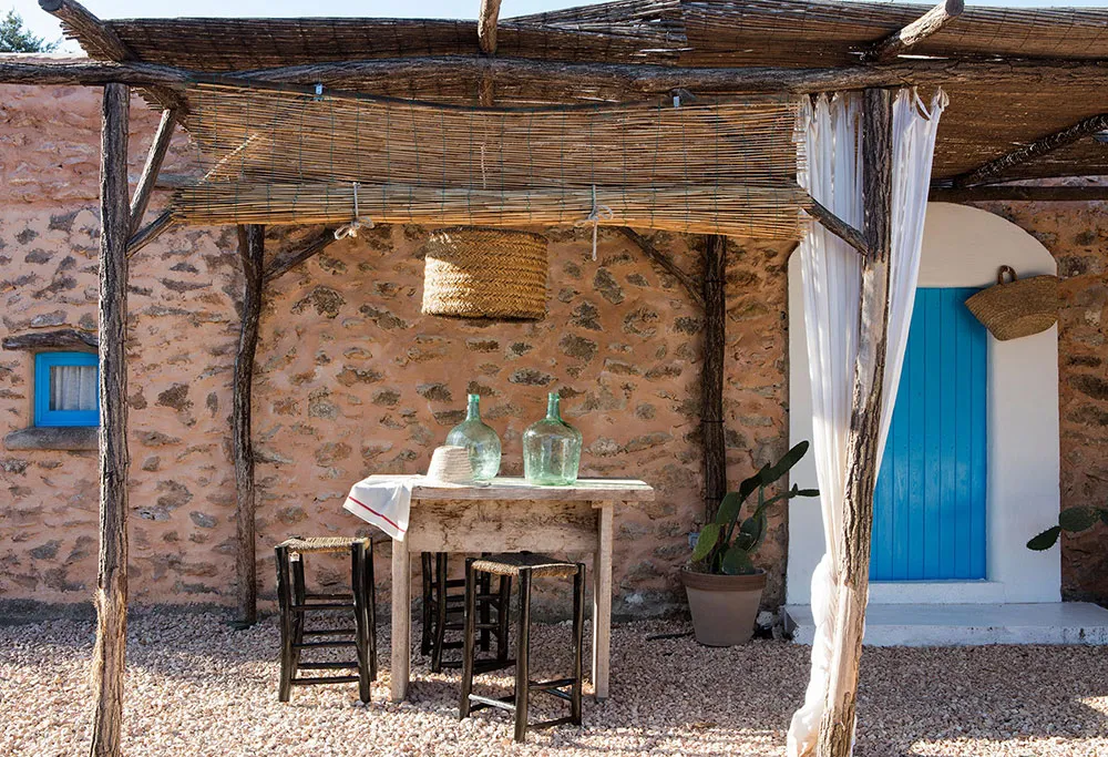 Accents colorés dans les intérieurs blancs d'une maison estivale sur une île en Espagne - Gallery image 16