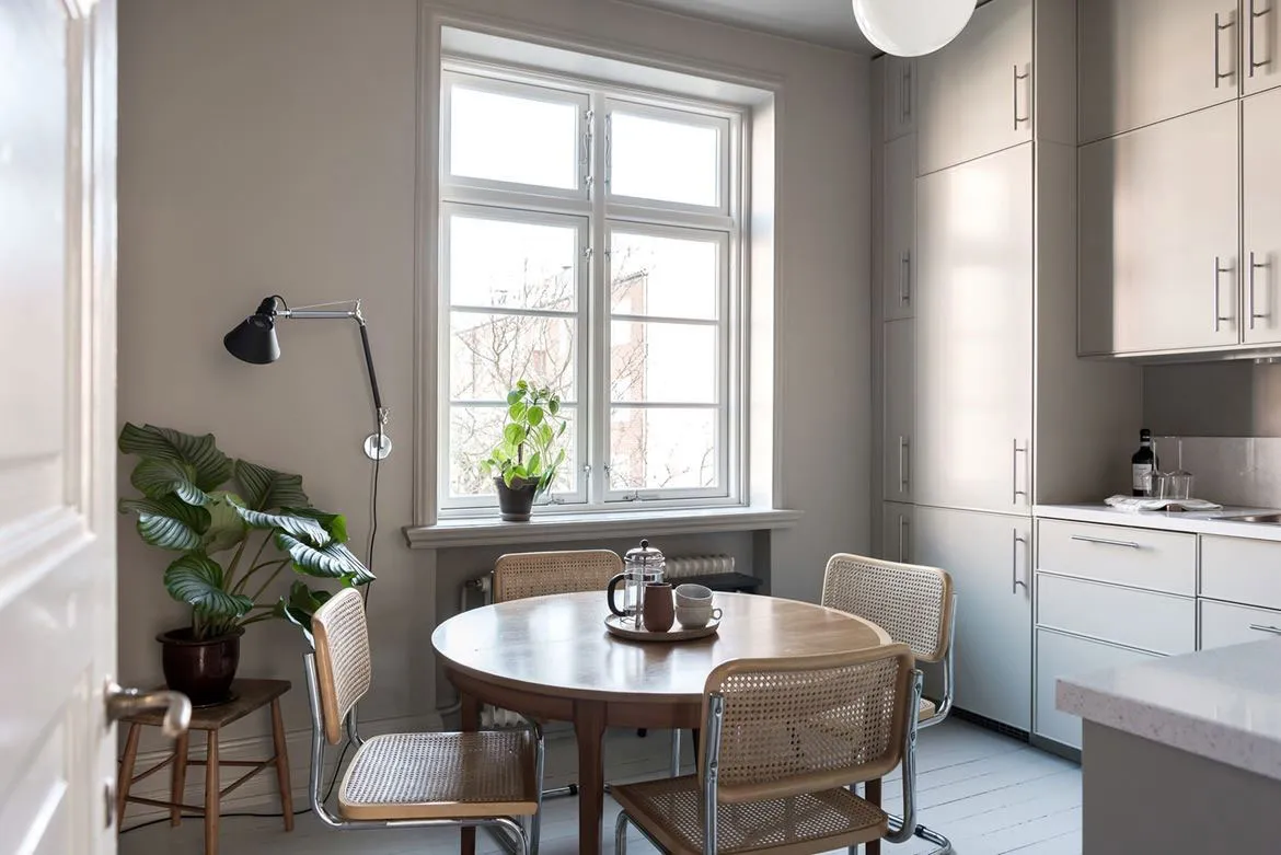 Постеры и книги в дизайне стильной квартиры в Швеции - Gallery image 8