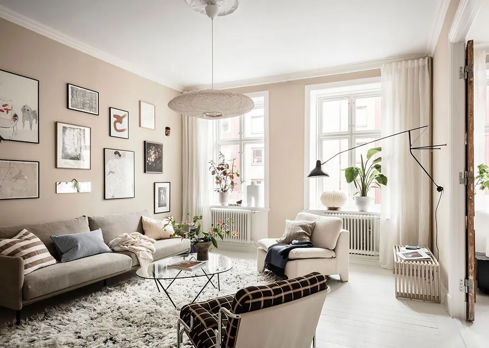 Portes anciennes luxueuses et carte vintage sur le mur de la salle à manger : appartement à Göteborg (84 m²) - Gallery image 15