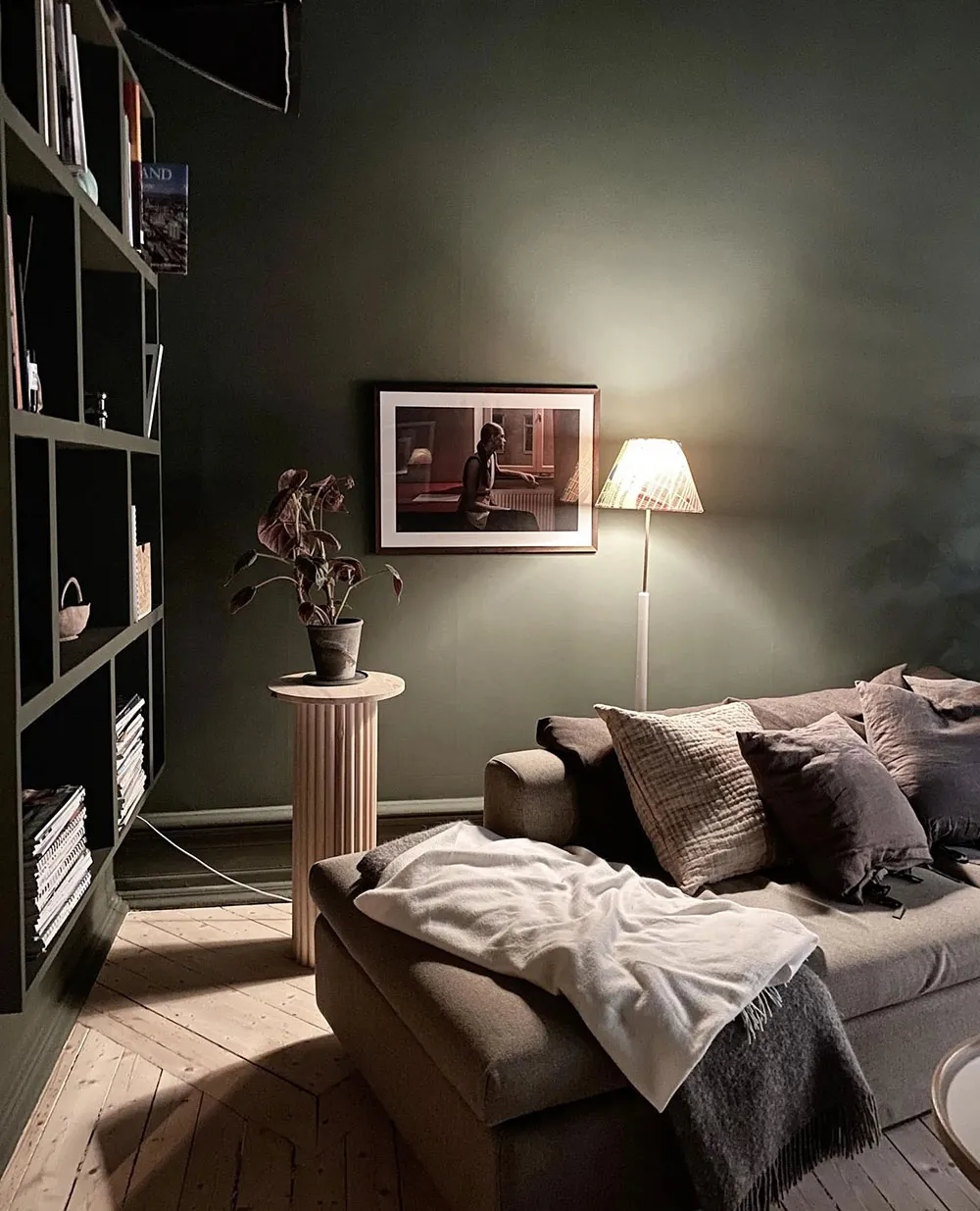 Dramatischer skandinavischer Interior mit grünen Wänden - Gallery image 4