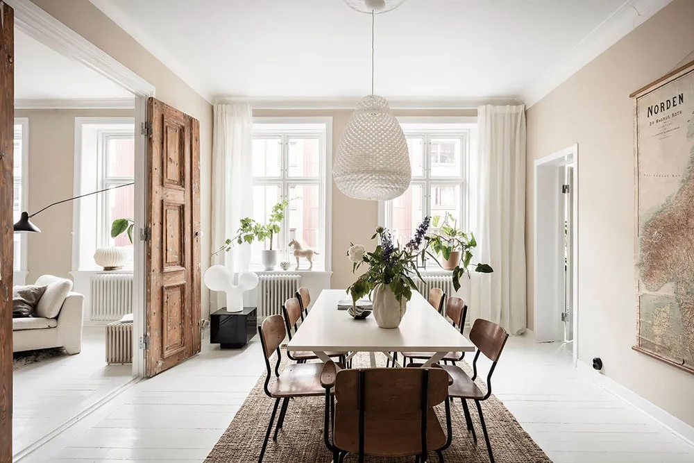 Portes anciennes luxueuses et carte vintage sur le mur de la salle à manger : appartement à Göteborg (84 m²) - Gallery image 6