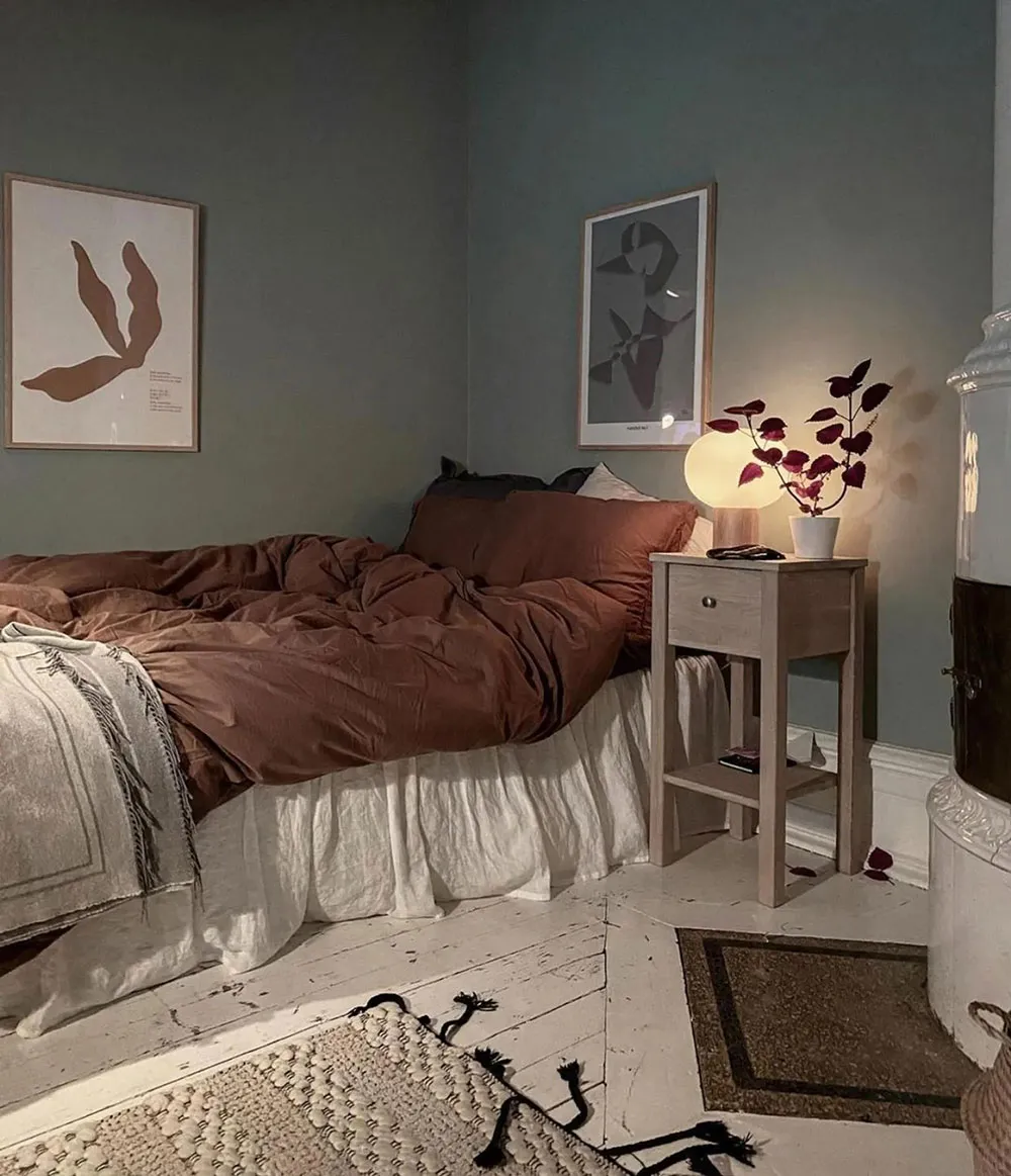 Dramatischer skandinavischer Interior mit grünen Wänden - Gallery image 13