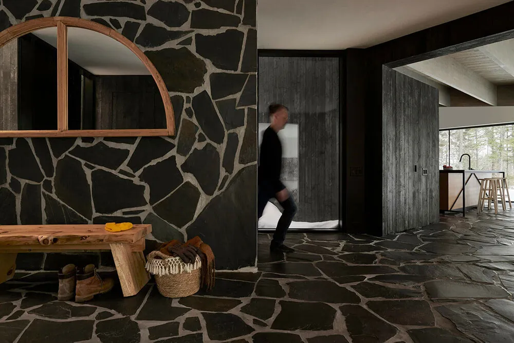 Belleza de la piedra oscura en el diseño de una casa moderna en el bosque de Canadá - Gallery image 7