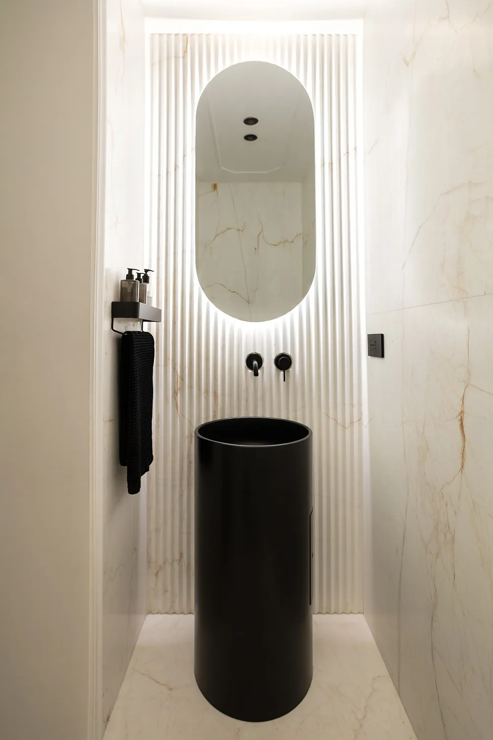 Moldings, tableaux classiques et décoration tendance : appartements à Naples - Gallery image 12