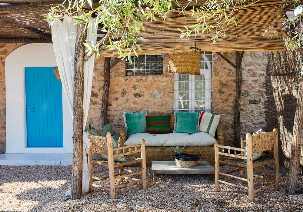 Accents colorés dans les intérieurs blancs d'une maison estivale sur une île en Espagne - Gallery image 15