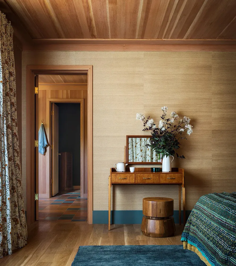 Красивые принты и краски в дизайне деревянного дома у озера - Gallery image 11