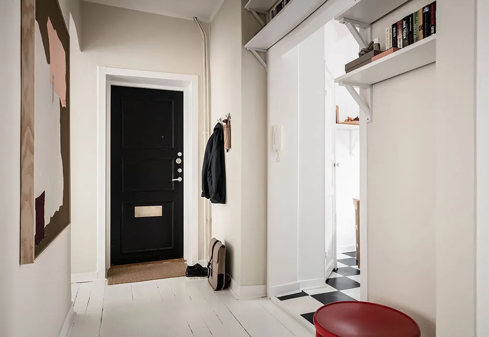 Portes anciennes luxueuses et carte vintage sur le mur de la salle à manger : appartement à Göteborg (84 m²) - Gallery image 32