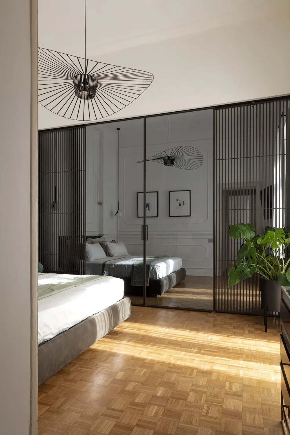 Moldings, tableaux classiques et décoration tendance : appartements à Naples - Gallery image 11