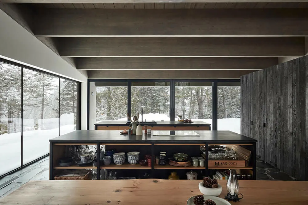 Belleza de la piedra oscura en el diseño de una casa moderna en el bosque de Canadá - Gallery image 4