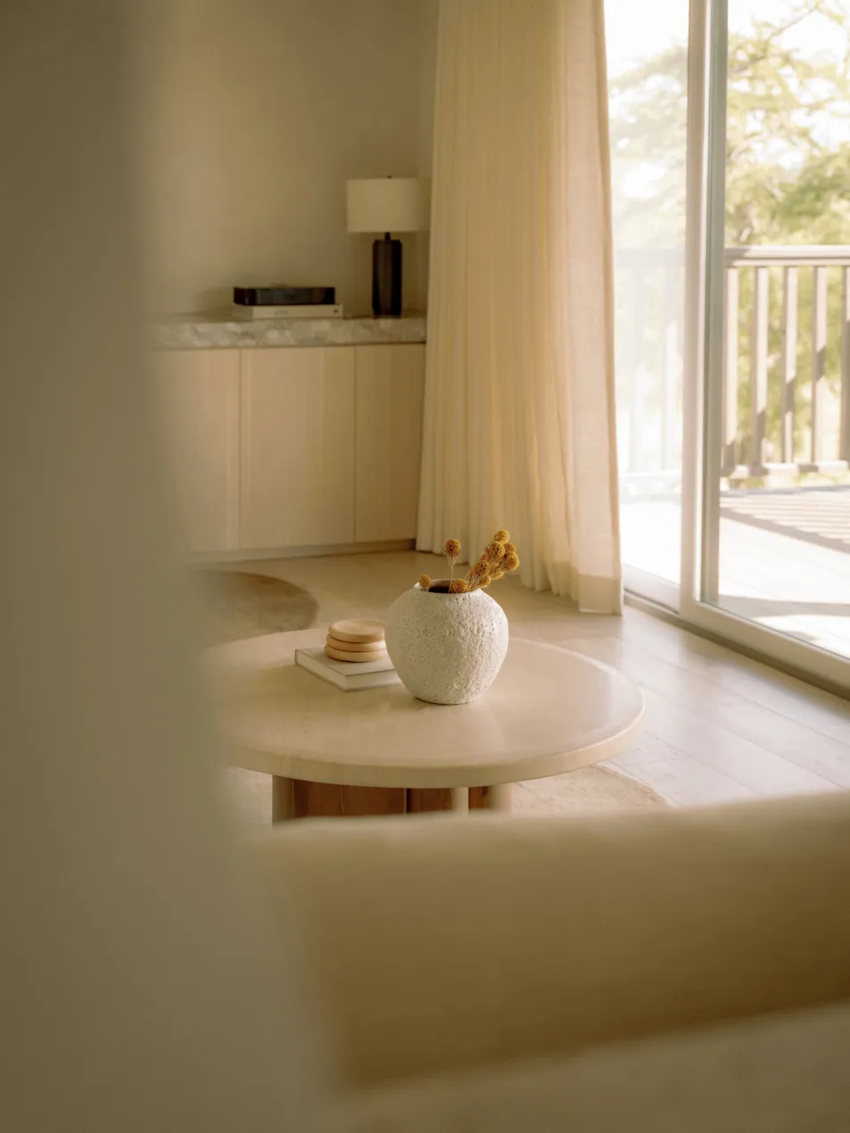 Ruhevolle moderne Interieurs eines amerikanischen Ranchos - Gallery image 12