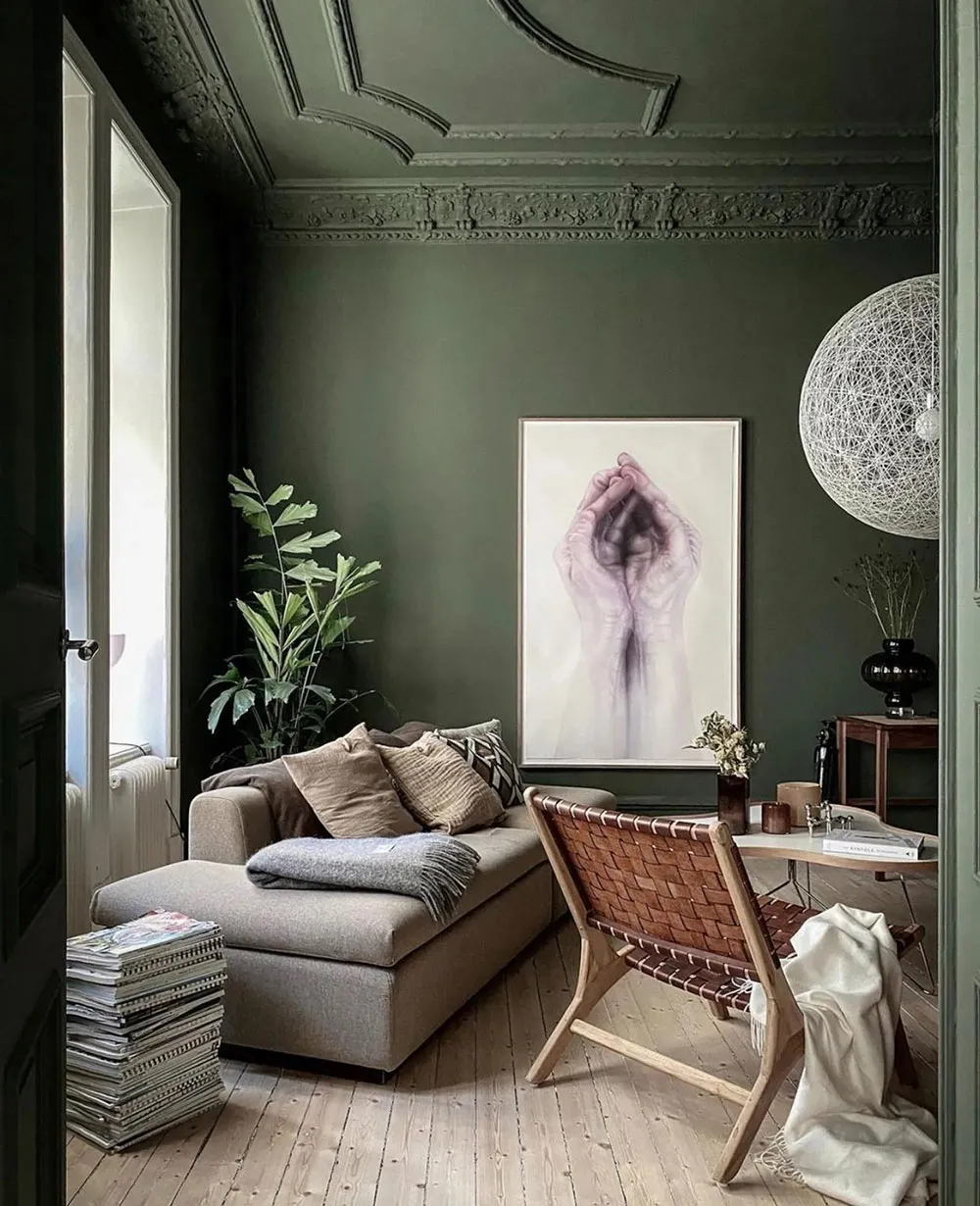 Dramatischer skandinavischer Interior mit grünen Wänden - Gallery image 6