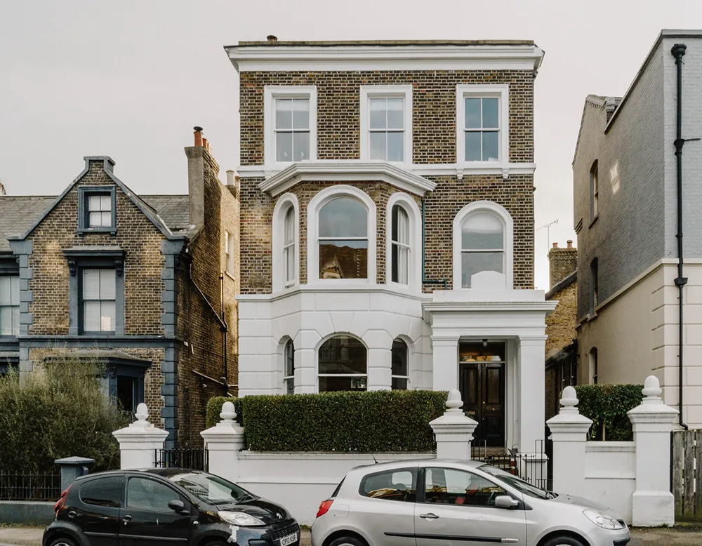 शास्त्रीय स्थापत्य की सुंदरता: इंग्लैंड में 19वीं शताब्दी का घर - Gallery image 1