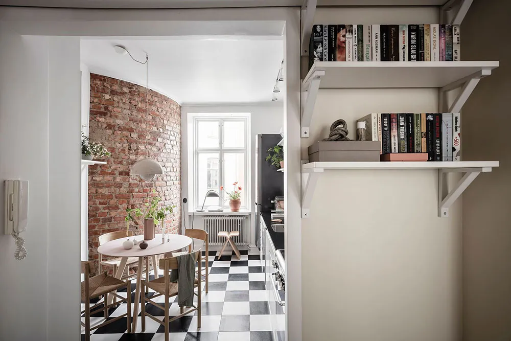 Portes anciennes luxueuses et carte vintage sur le mur de la salle à manger : appartement à Göteborg (84 m²) - Gallery image 28