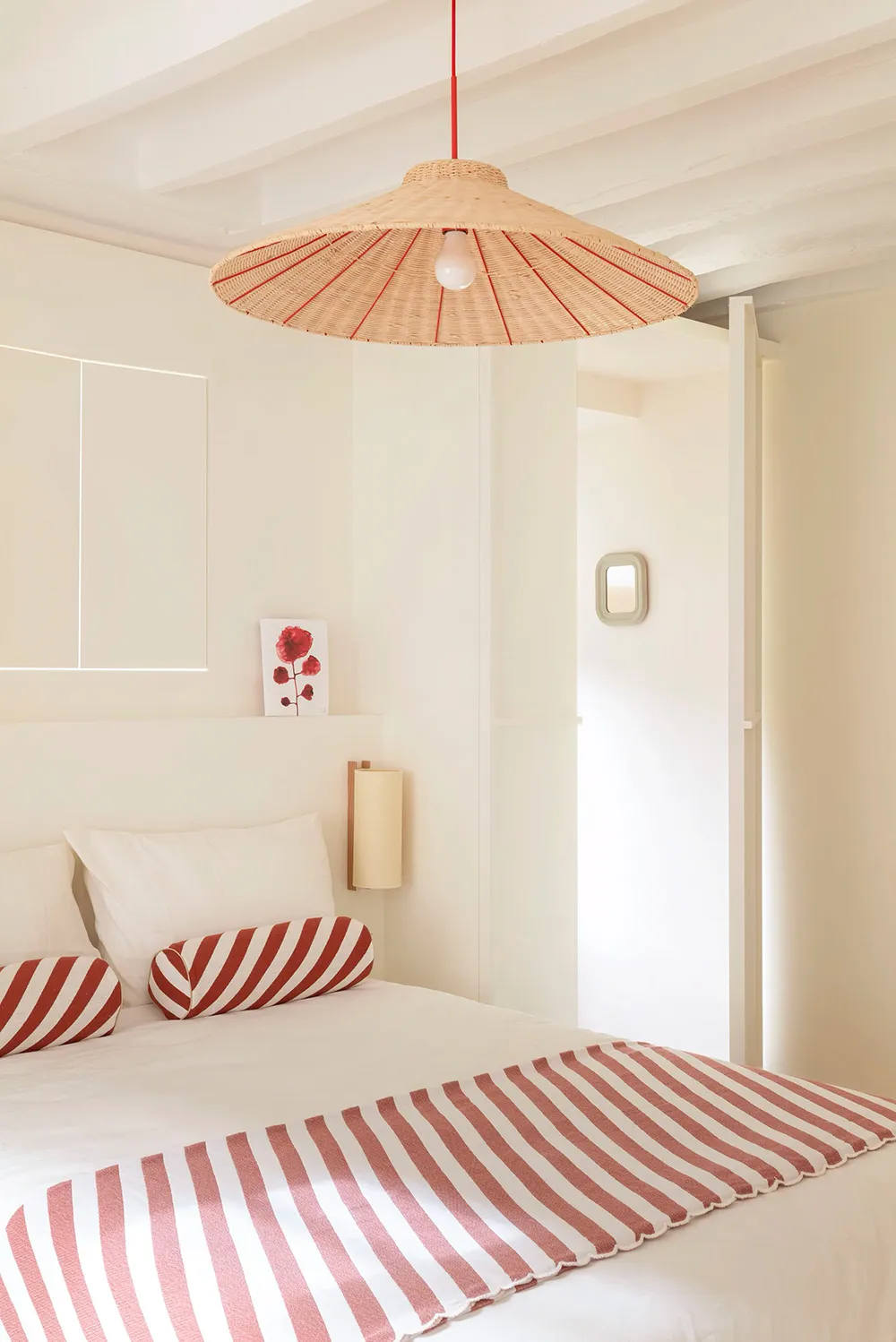 Світлий середземноморський інтер'єр у Франції з ніжними деталями - Gallery image 10