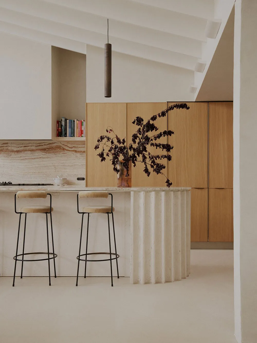 Intérieur moderne chaleureux dans les teintes sableuses à Sydney - Gallery image 5