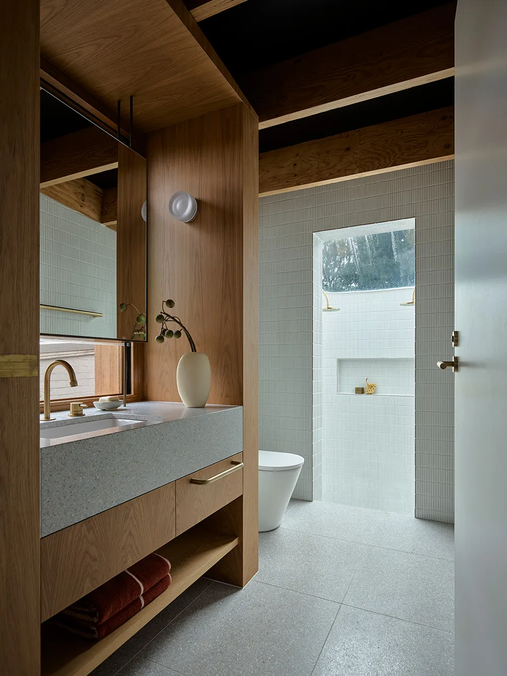 Дерево, бетон и модный декор: современная реконструкция старого бунгало в Сиднее - Gallery image 8