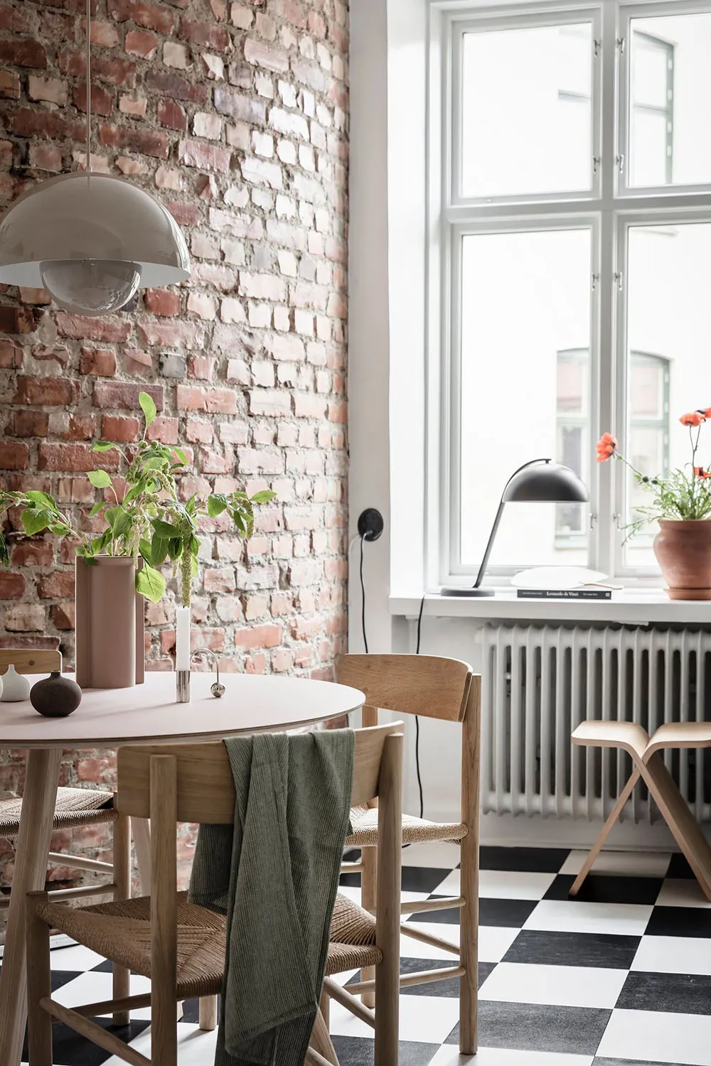 Portes anciennes luxueuses et carte vintage sur le mur de la salle à manger : appartement à Göteborg (84 m²) - Gallery image 26