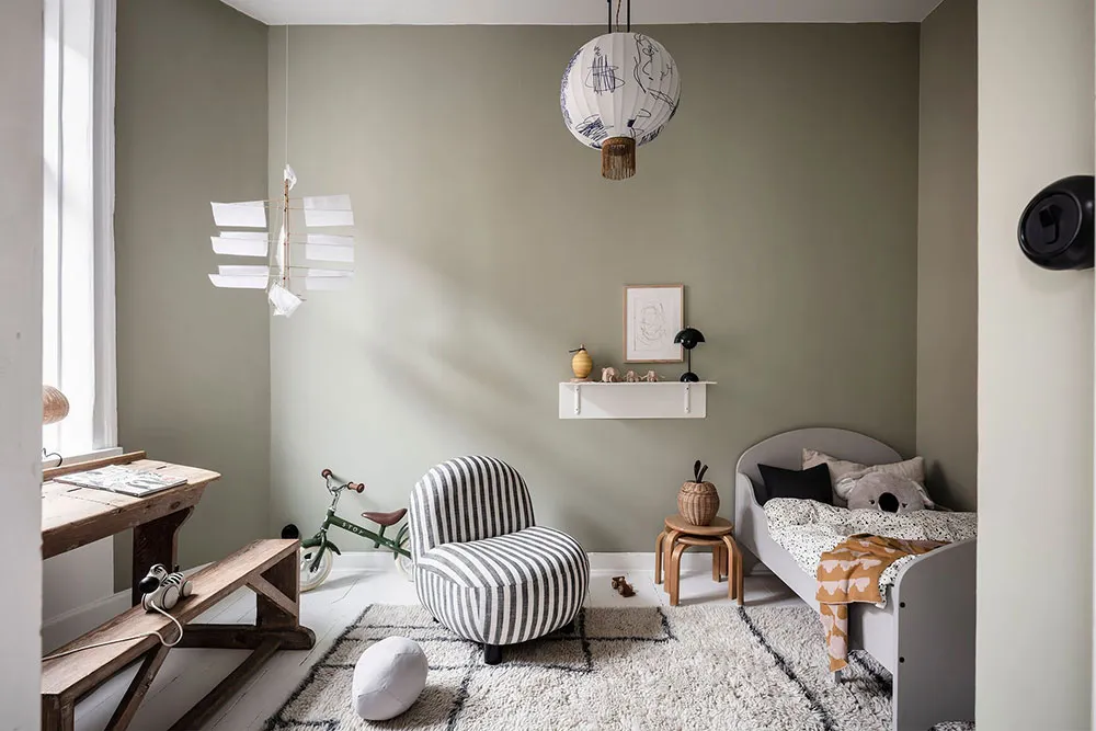 Portes anciennes luxueuses et carte vintage sur le mur de la salle à manger : appartement à Göteborg (84 m²) - Gallery image 11