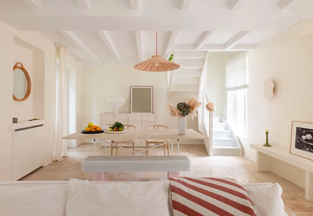 Світлий середземноморський інтер'єр у Франції з ніжними деталями - Gallery image 2