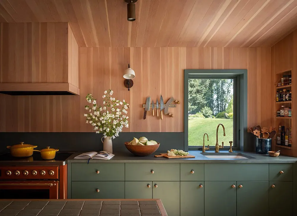 Красивые принты и краски в дизайне деревянного дома у озера - Gallery image 6
