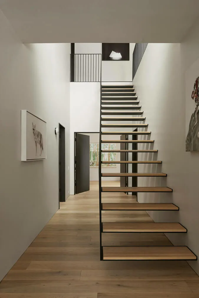 Belleza de la piedra oscura en el diseño de una casa moderna en el bosque de Canadá - Gallery image 12