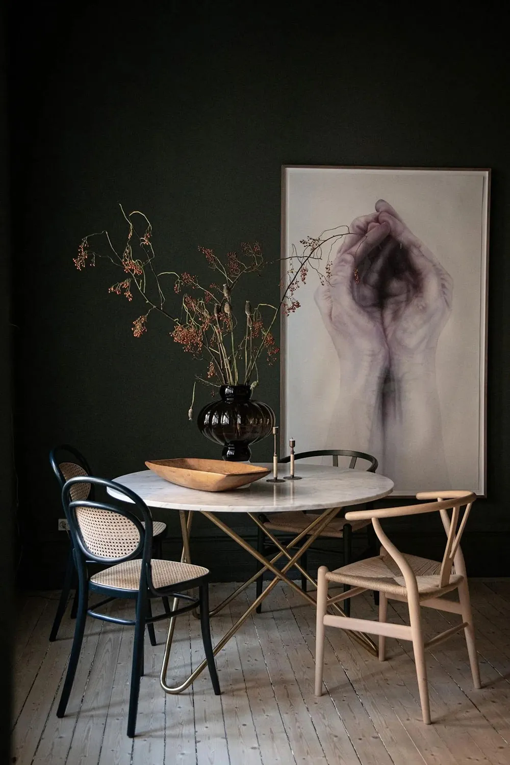 Dramatischer skandinavischer Interior mit grünen Wänden - Gallery image 3