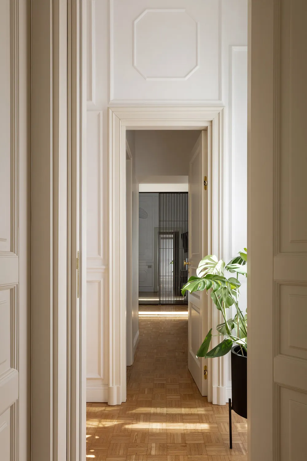 Moldings, tableaux classiques et décoration tendance : appartements à Naples - Gallery image 13