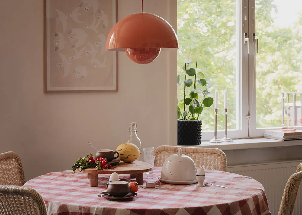 Маленькая шведская квартира с тёмным полом и спальней в нише (35 кв. м) - Gallery image 5